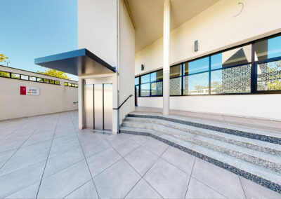 La cour de l'entre Omar